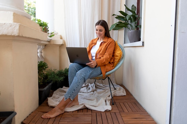 Kostenloses Foto voll erschossene frau mit laptop