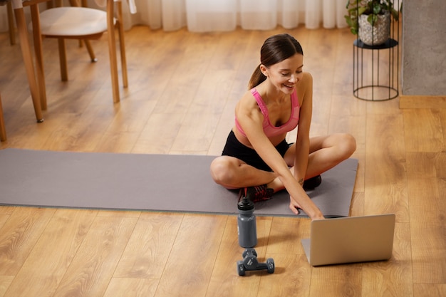 Voll erschossene Frau mit Laptop