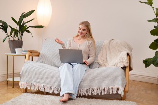 Voll erschossene Frau mit Laptop