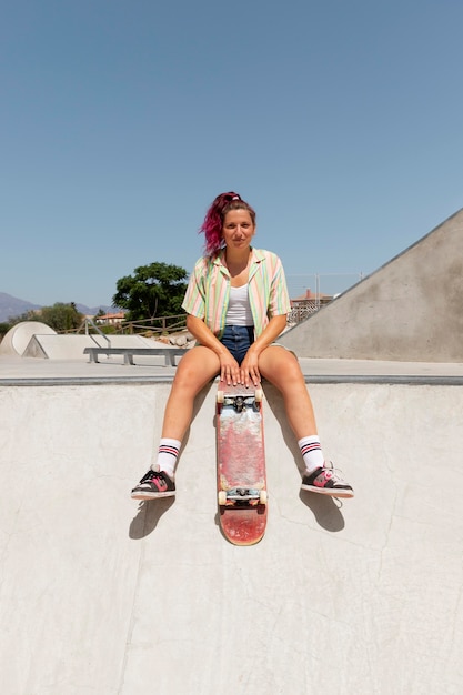 Voll erschossene Frau mit Skateboard