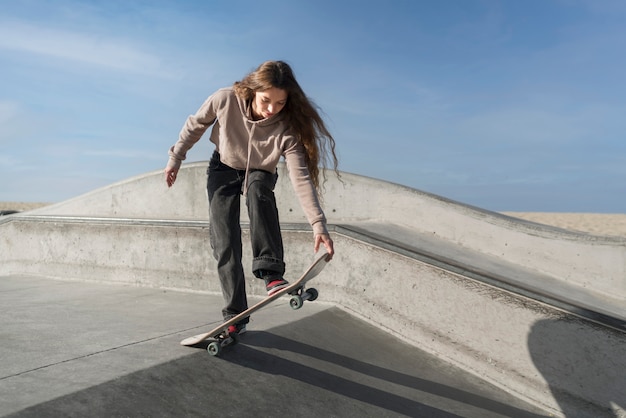 Kostenloses Foto voll erschossene frau mit skateboard