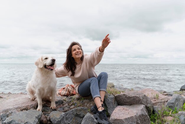 Voll erschossene Frau mit süßem Hund