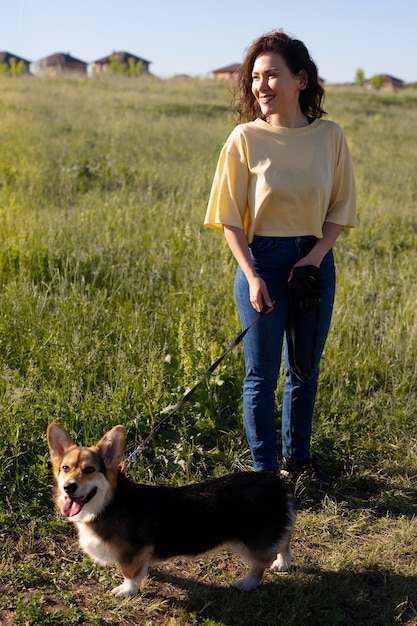 Voll erschossene Frau mit süßem Hund