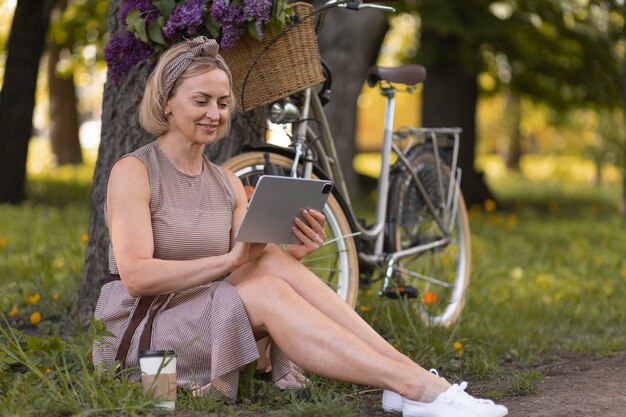 Voll erschossene Frau mit Tablet