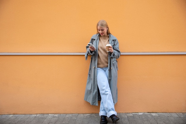 Kostenloses Foto voll erschossene frau mit telefon