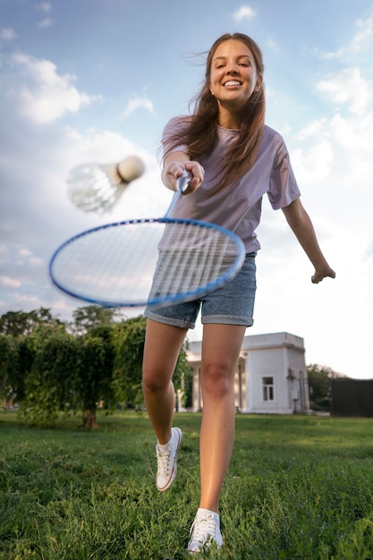 Voll erschossene Frau mit Tennisschläger