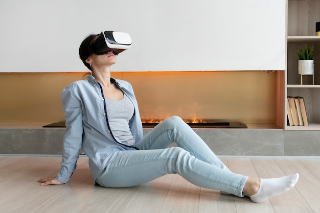 Voll erschossene Frau mit VR-Brille