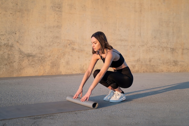 Kostenloses Foto voll erschossene frau mit yogamatte