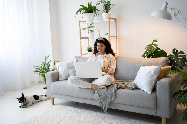 Voll erschossene Frau sitzt auf der Couch