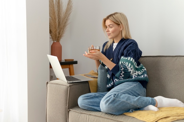 Voll erschossene Frau sitzt auf der Couch