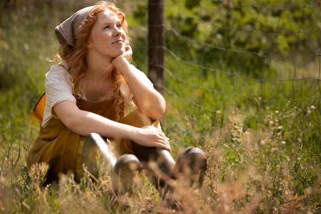 Voll erschossene Frau sitzt auf Gras