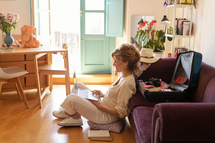 Kostenlose Foto voll erschossene frau sitzt mit laptop