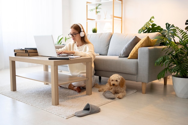 Kostenloses Foto voll erschossene frau und hund am tisch