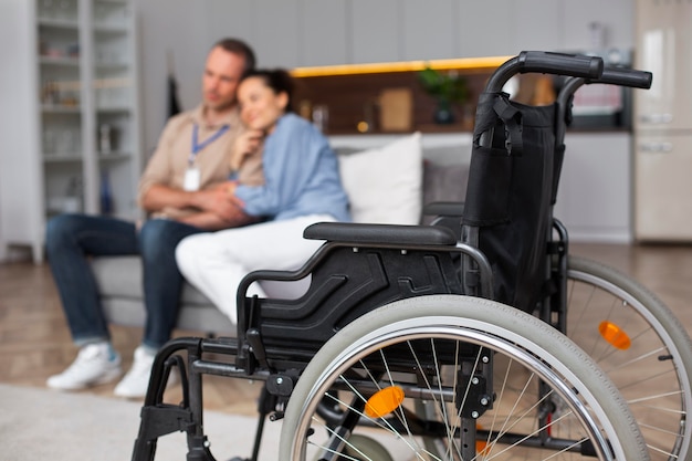 Kostenloses Foto voll erschossene frau und mann auf der couch