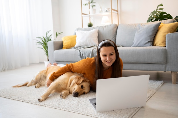 Voll erschossene Frau und süßer Hund auf dem Boden