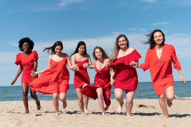 Voll erschossene Frauen, die am Strand laufen