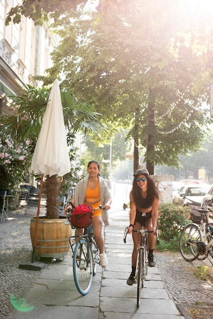 Kostenloses Foto voll erschossene frauen, die fahrrad fahren