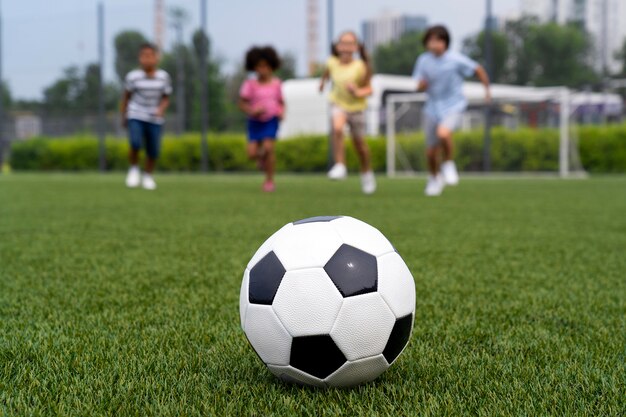 Voll erschossene Kinder, die auf dem Feld laufen