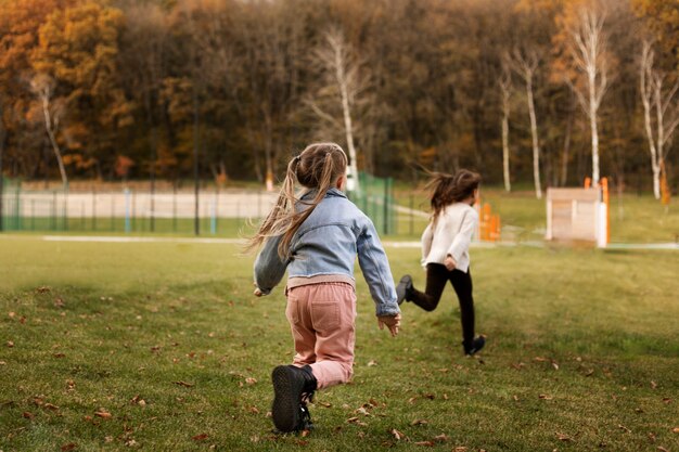 Voll erschossene Kinder, die in der Natur laufen