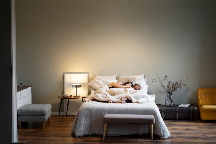 Kostenlose Foto voll erschossene partner, die im bett schlafen