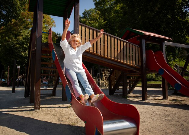 Voll erschossene Seniorin auf Folie