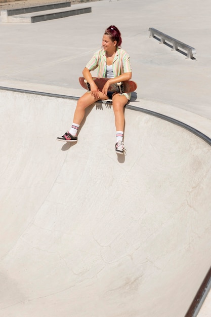 Voll erschossene Smiley-Frau mit Skateboard draußen