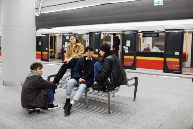 Voll erschossene Teenager an der U-Bahnstation