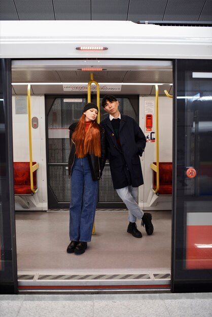 Voll erschossene Teenager in der U-Bahn