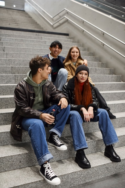 Voll erschossene Teenager sitzen auf Treppen