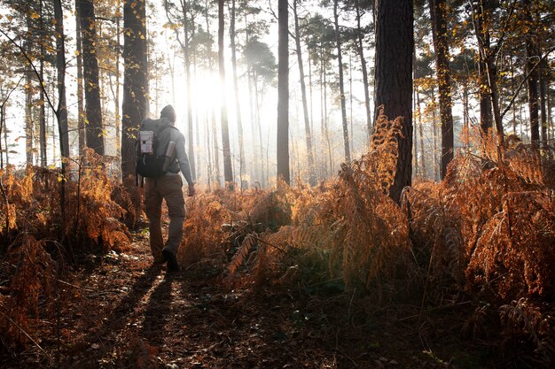 Voll erschossener Mann, der den Wald erforscht