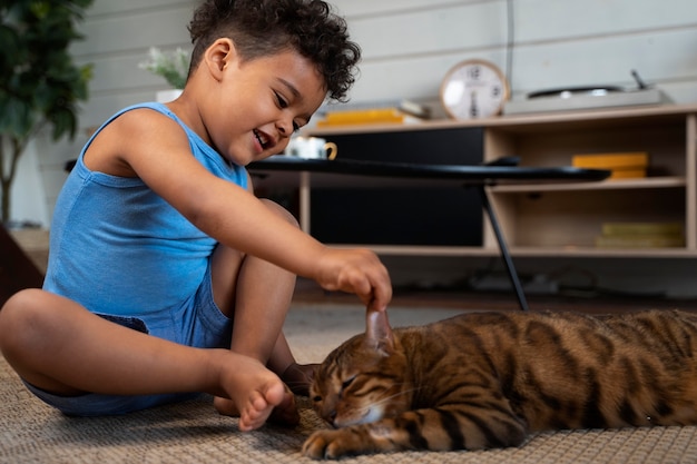 Voll erschossenes kind berührt katze