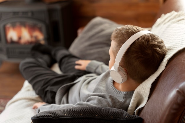 Kostenloses Foto voll erschossenes kind, das auf der couch liegt