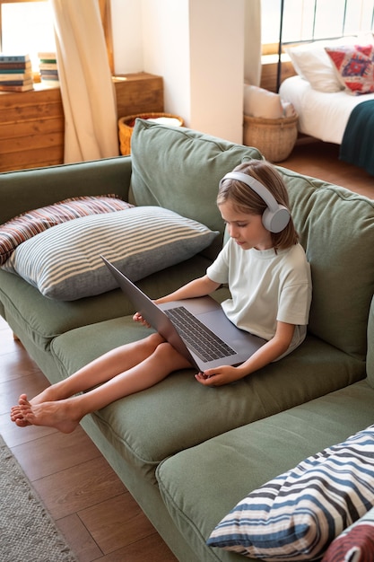 Voll erschossenes Mädchen mit Laptop