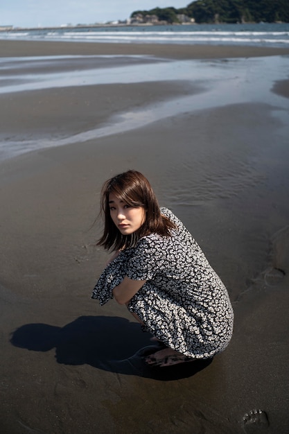 Voll geschossene japanische Frau am Strand