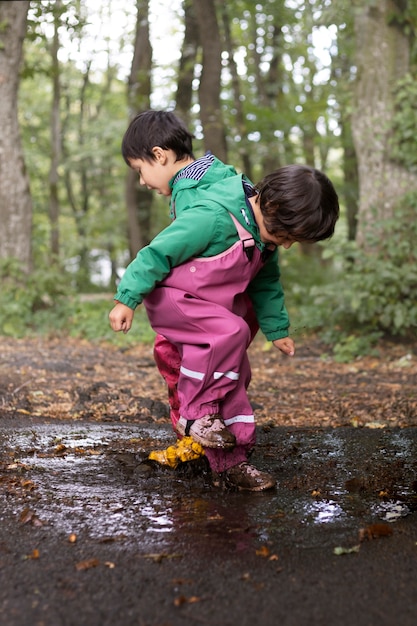 Kostenloses Foto voll geschossene kinder, die zusammen spielen