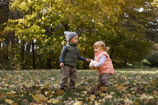 Voll geschossene Kinder, die zusammen spielen