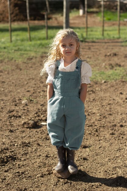 Voll geschossenes Mädchen auf der Farm