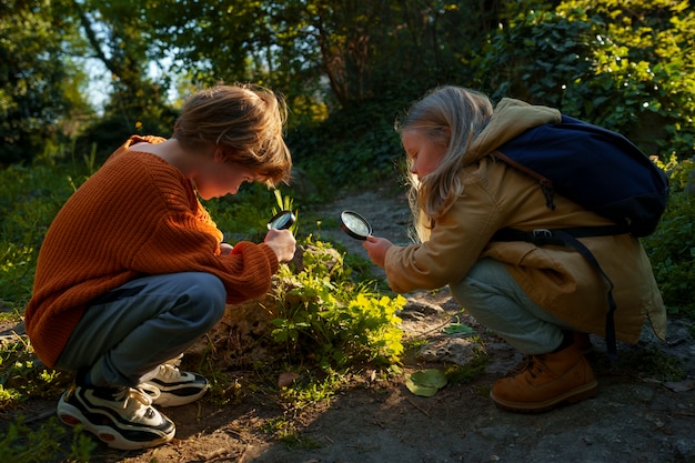 Vollbild Kinder erkunden gemeinsam die Natur