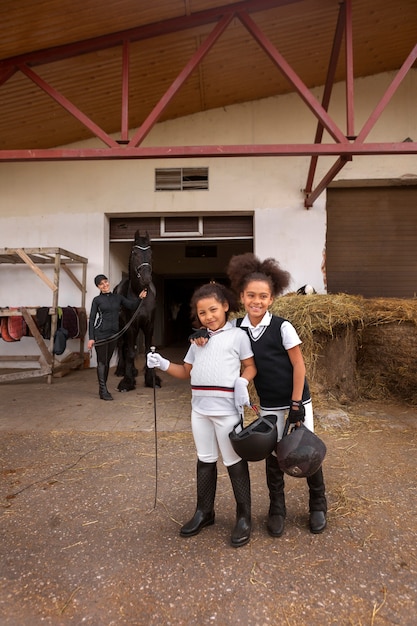 Kostenloses Foto vollbild kinder lernen reiten