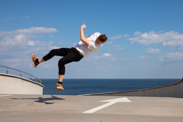 Vollbild-Mann beim Parkour-Training im Freien