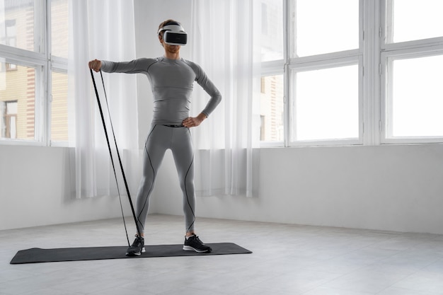 Vollbild-Mann macht Fitness mit VR-Brille