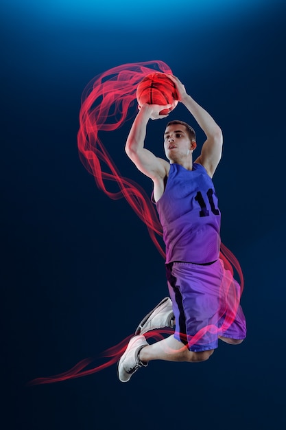 Kostenloses Foto vollbild, mann spielt basketball