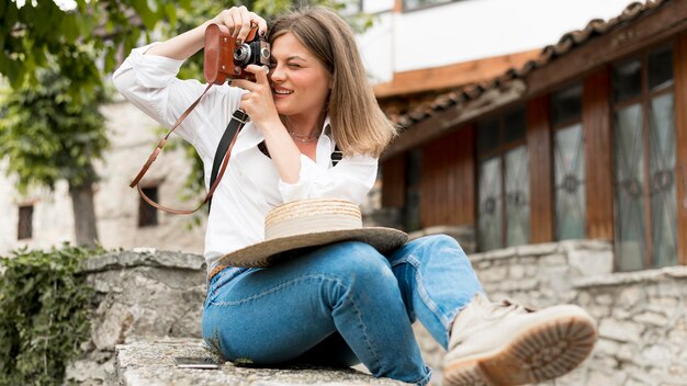 Vollbild-Smiley-Frau, die Fotos macht