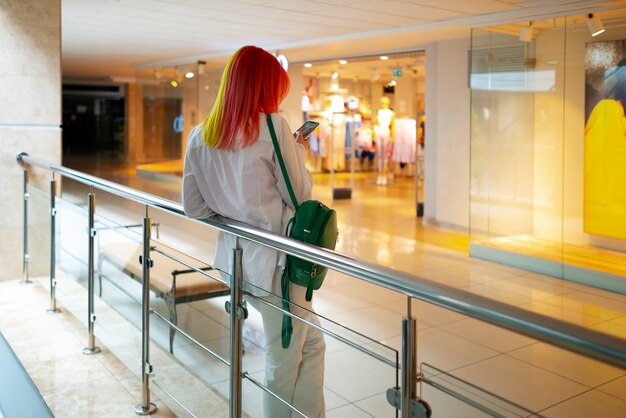 Vollbildaufnahme einer Frau beim Einkaufen im Einkaufszentrum
