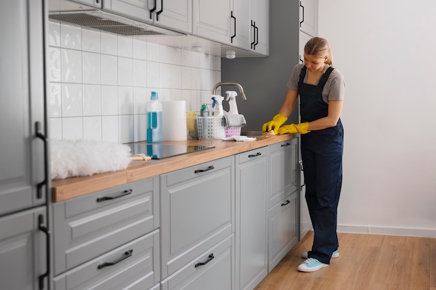 Kostenloses Foto vollbildaufnahme einer frau, die ihr zuhause putzt