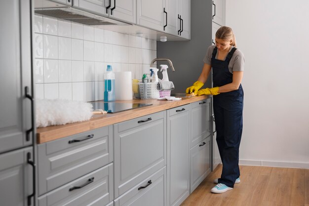 Vollbildaufnahme einer Frau, die ihr Zuhause putzt