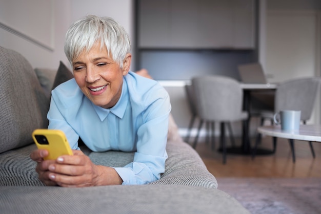 Vollbildaufnahme einer Frau, die mit dem Smartphone eine Pause macht