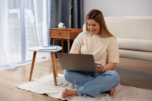 Vollbildaufnahme einer Frau, die mit ihrem Laptop Videoanrufe tätigt