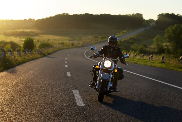 Vollbildaufnahme eines Mannes auf einem Motorrad