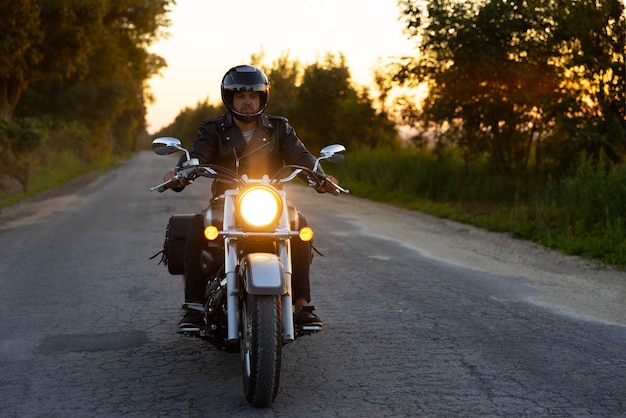 Kostenloses Foto vollbildaufnahme eines mannes auf einem motorrad